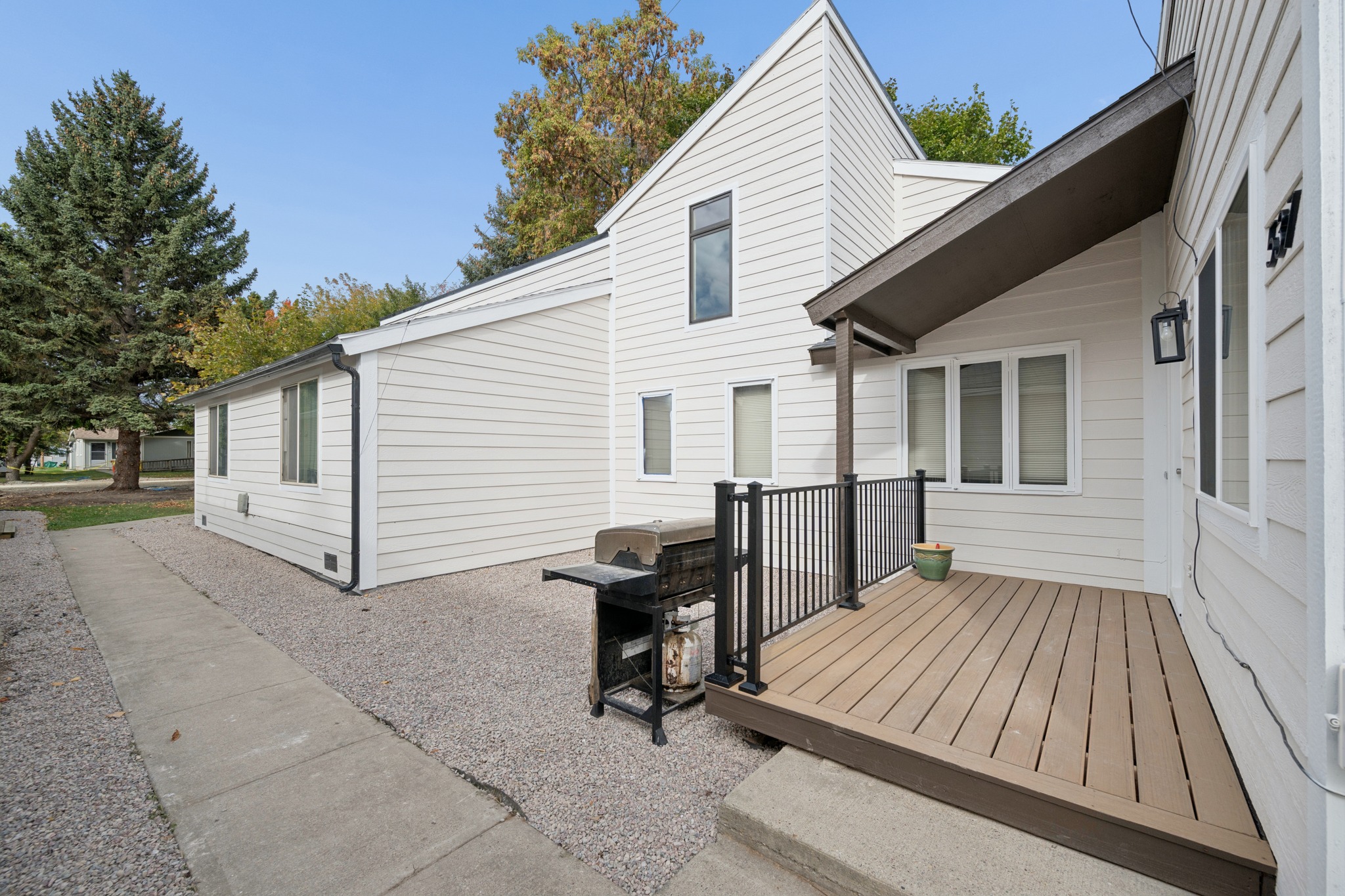 535/537 10th Avenue W Property Photo 3
