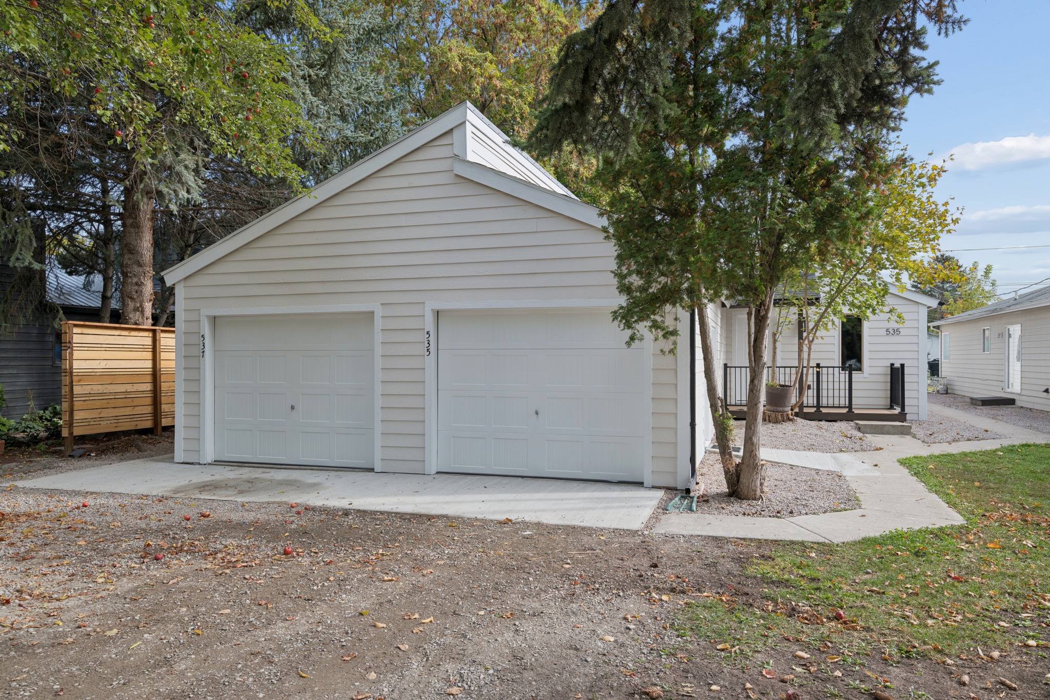 535/537 10th Avenue W Property Photo 6