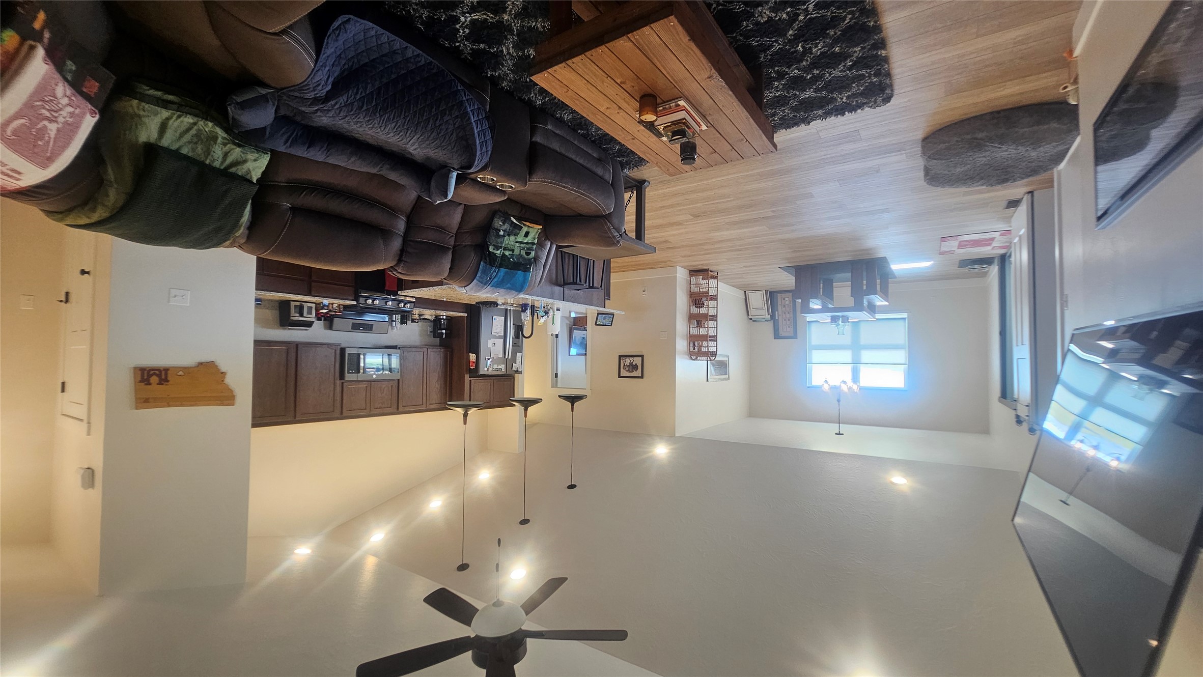 12 Florida Road Property Photo 6