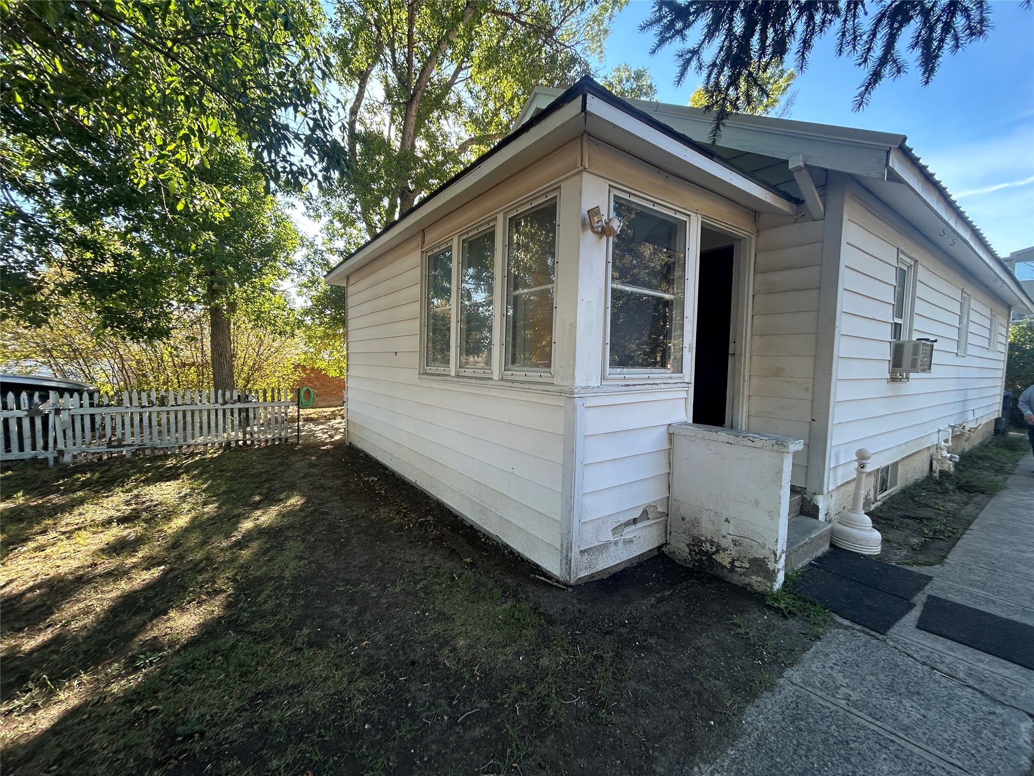 1427 W Crawford Street Property Photo 1