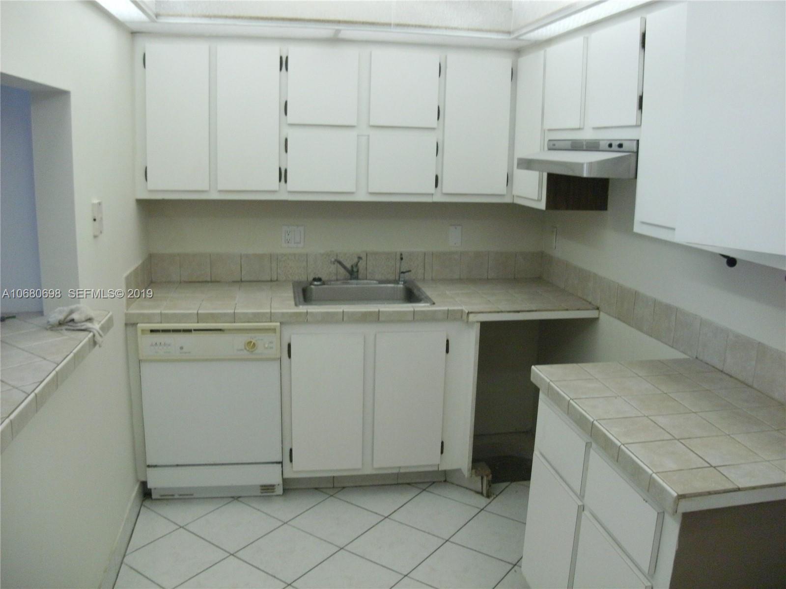 4174 Inverrary Drive 911 Property Photo 4