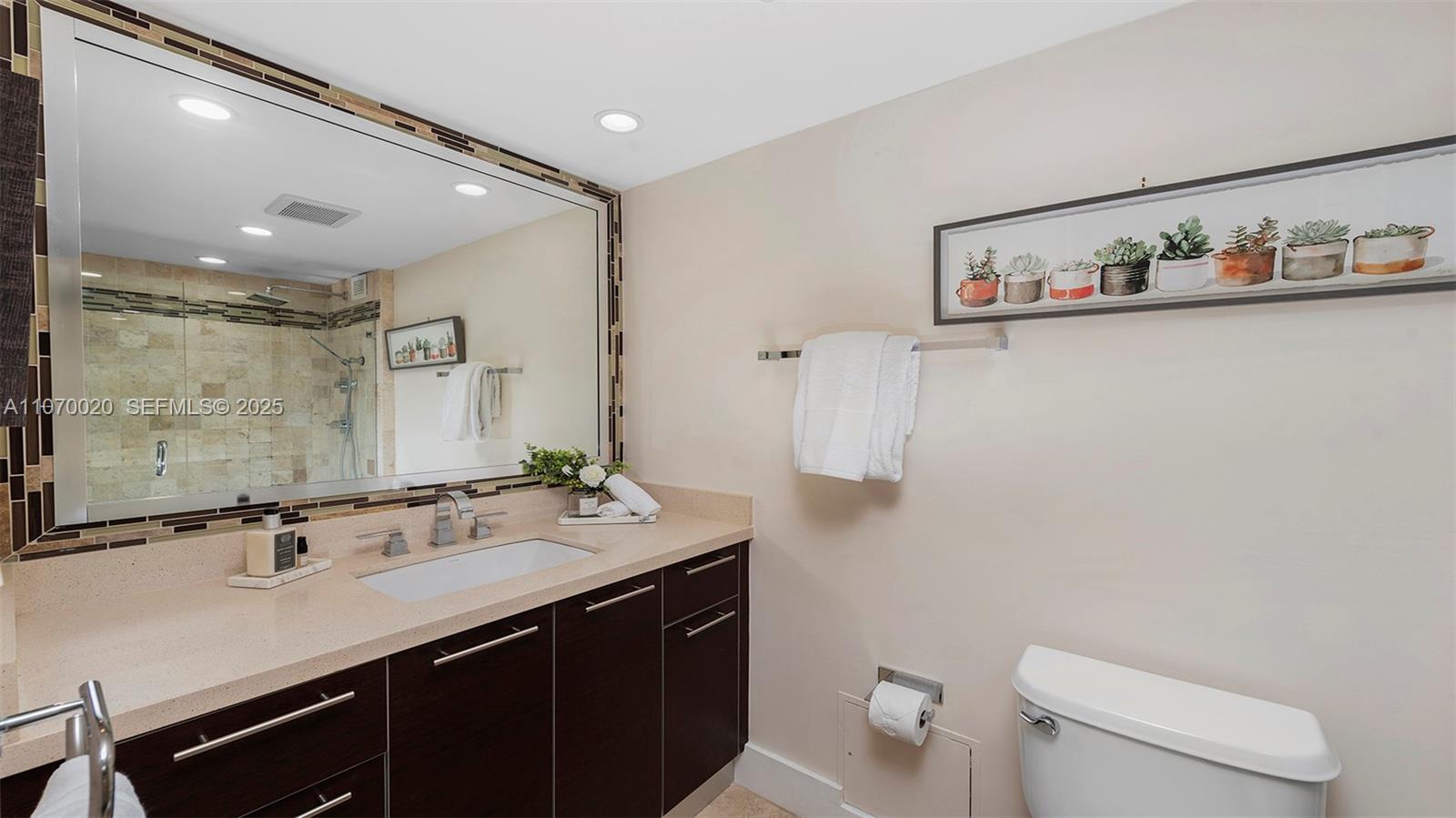 2301 Collins Avenue 301 Property Photo 11