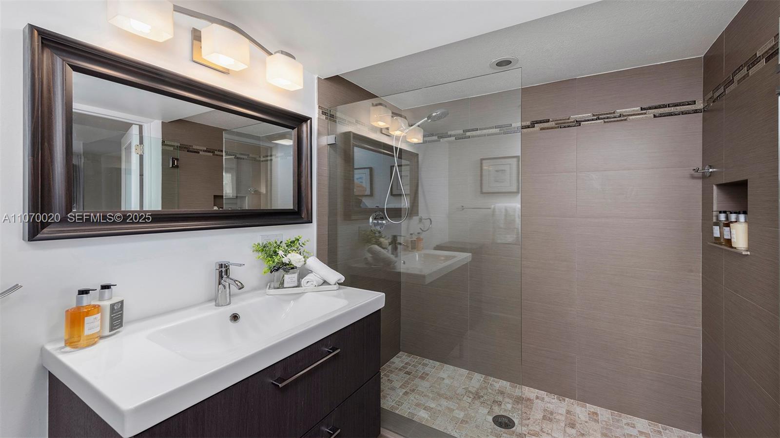 2301 Collins Avenue 301 Property Photo 17