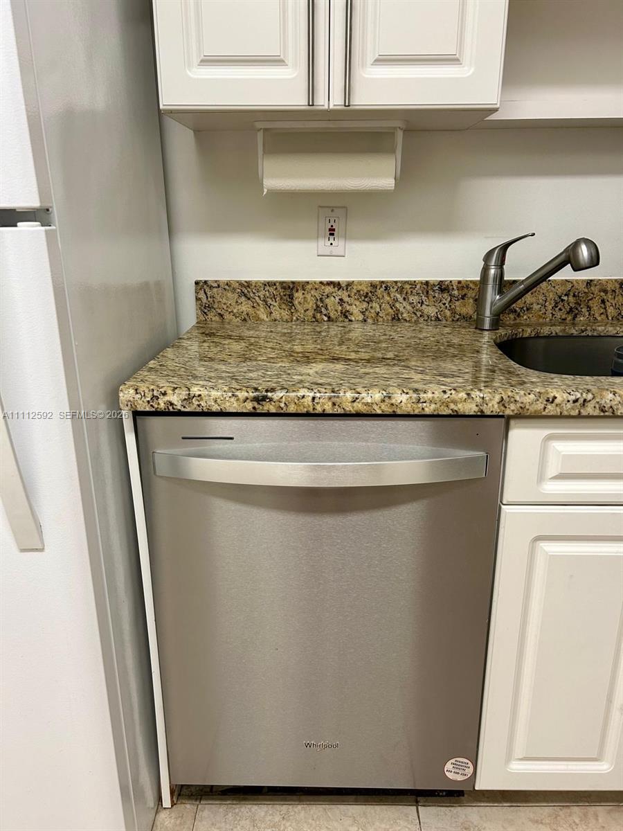 5161 Collins Avenue 210 Property Photo 12