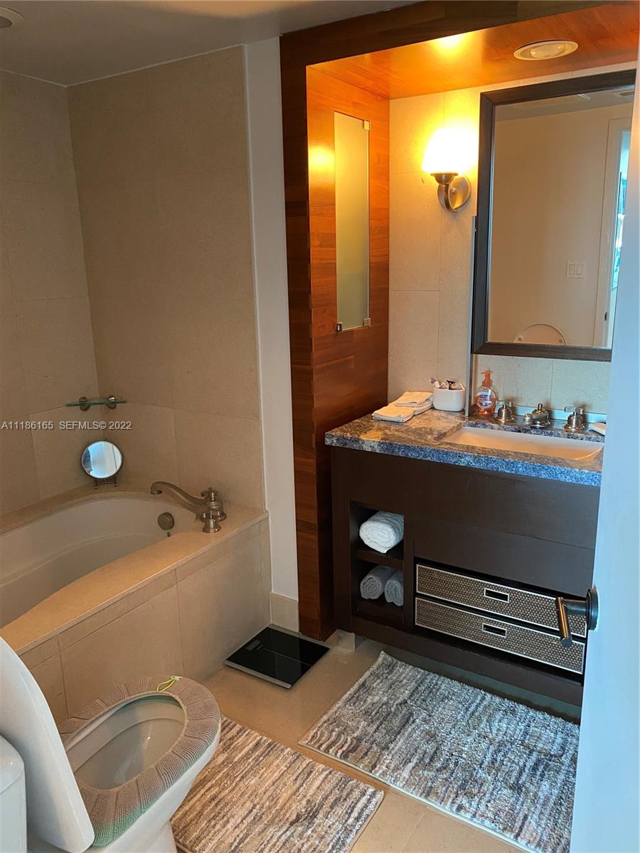 6801 Collins Avenue 1102 (door 1111) Property Photo 10