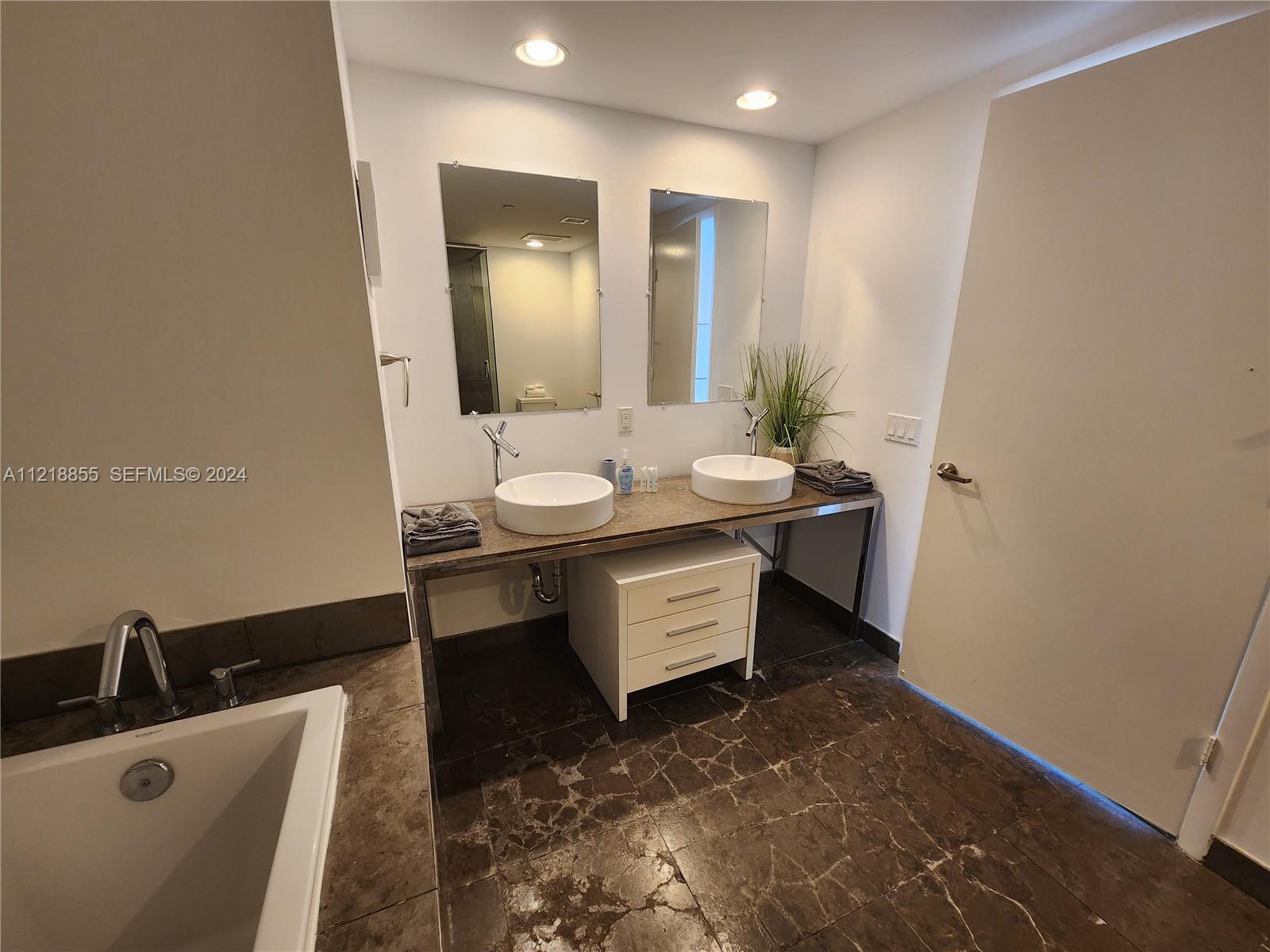 485 Brickell Avenue 2504 Property Photo 9