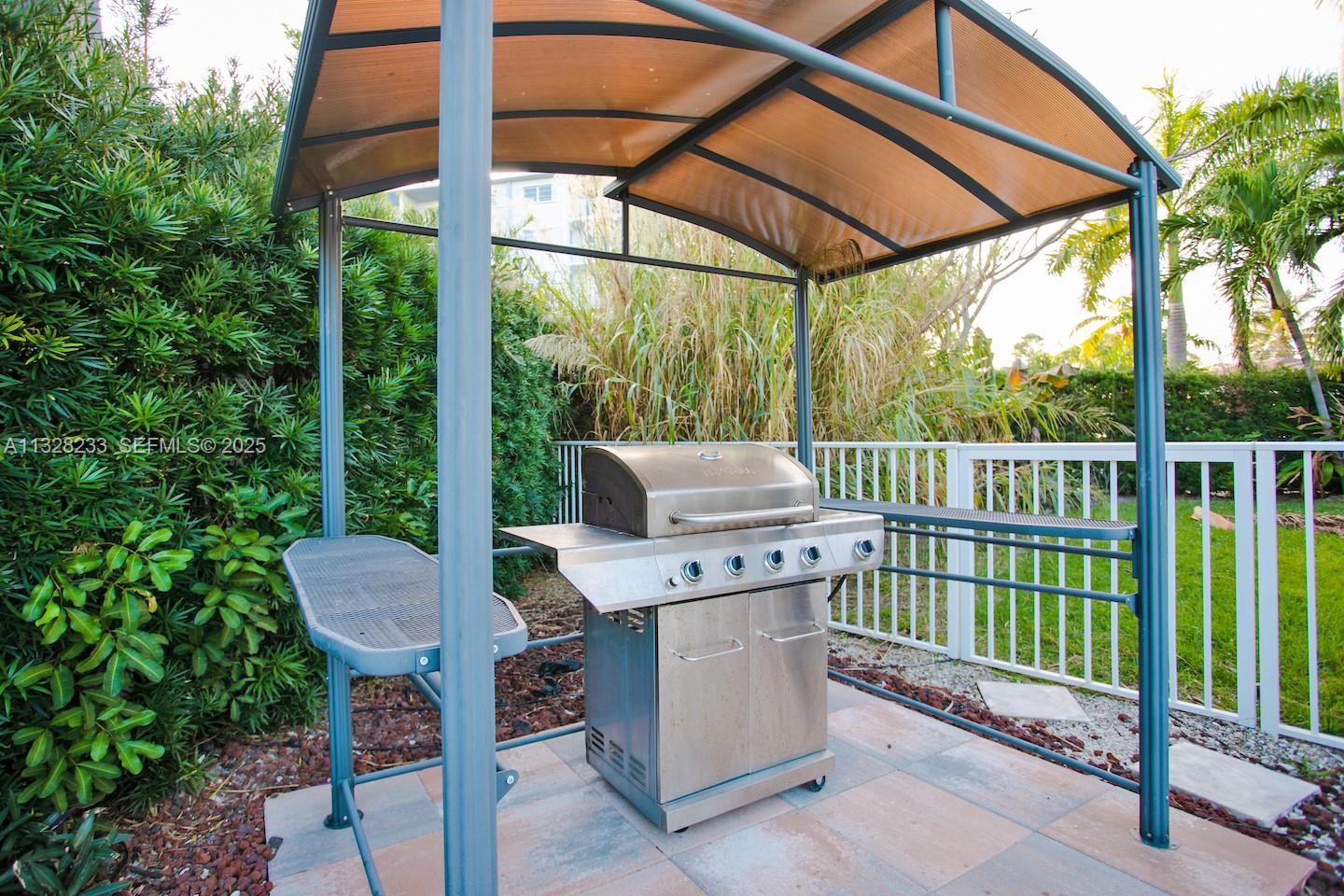 809 S 17th Avenue Property Photo 7