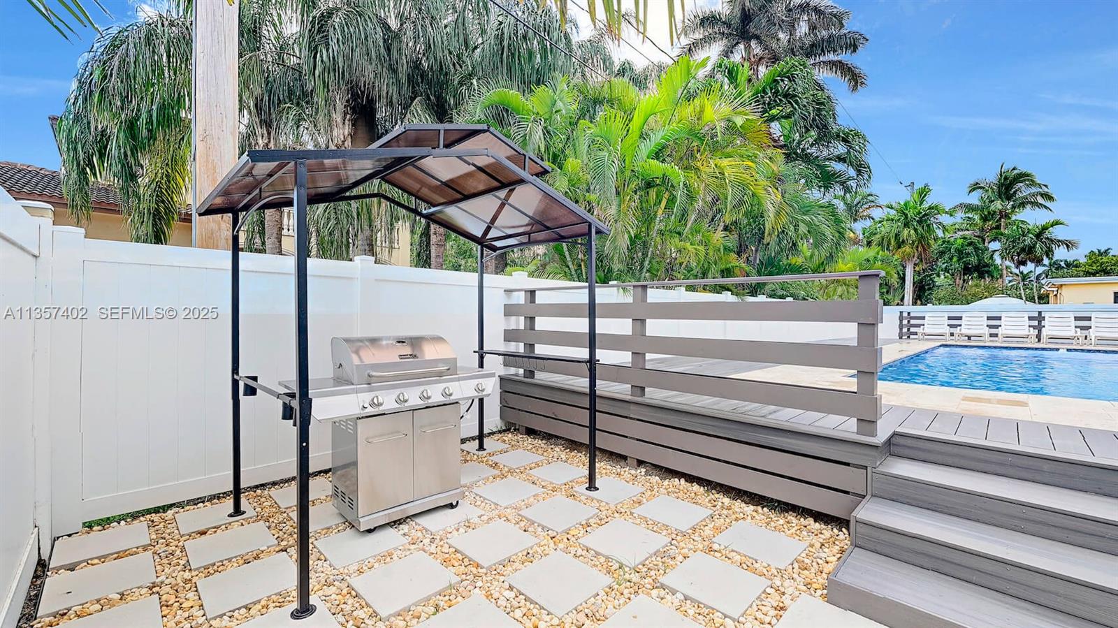 1218 Hollywood Boulevard Property Photo 6