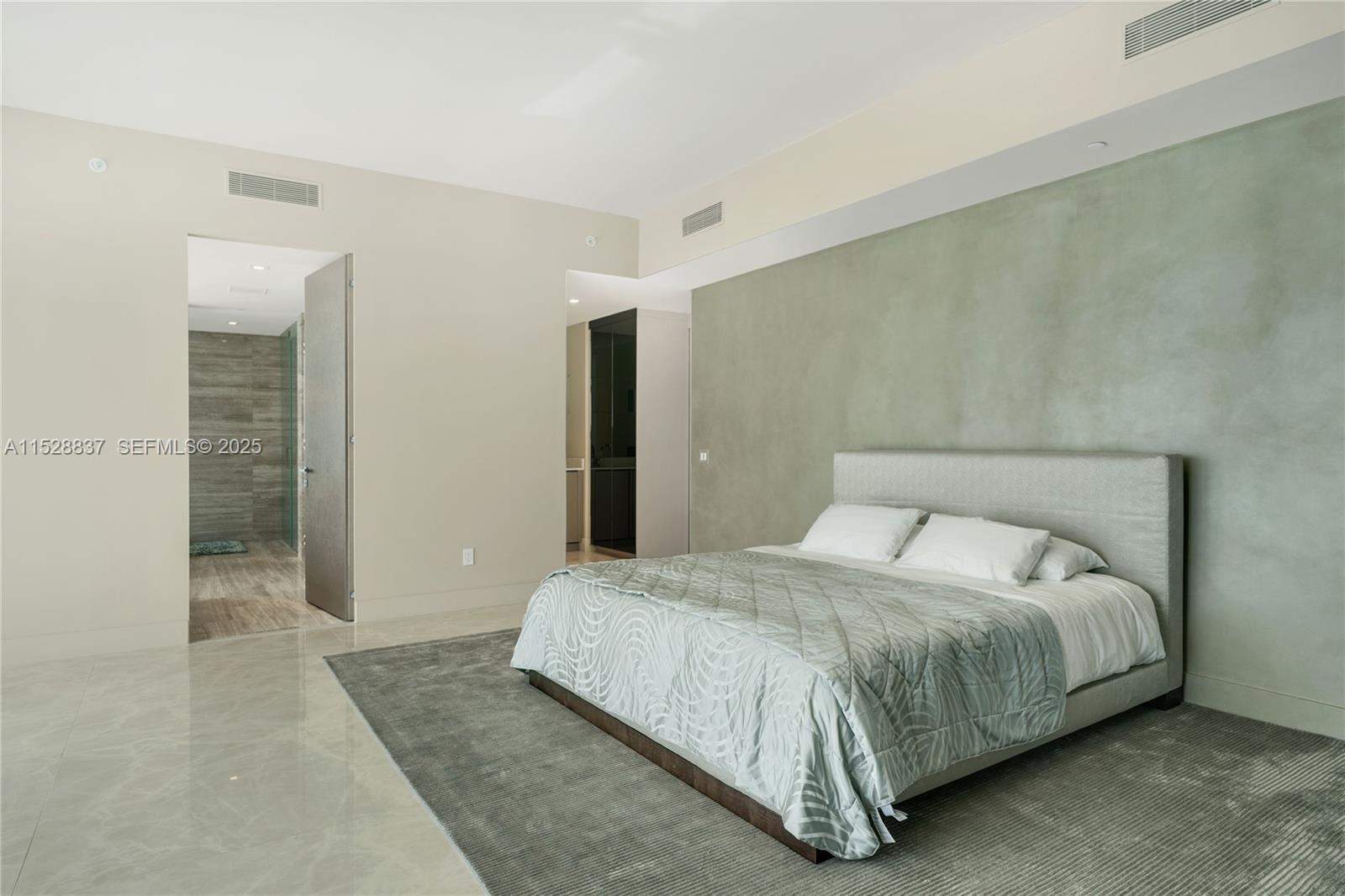 18975 Collins Avenue 2000 Property Photo 9