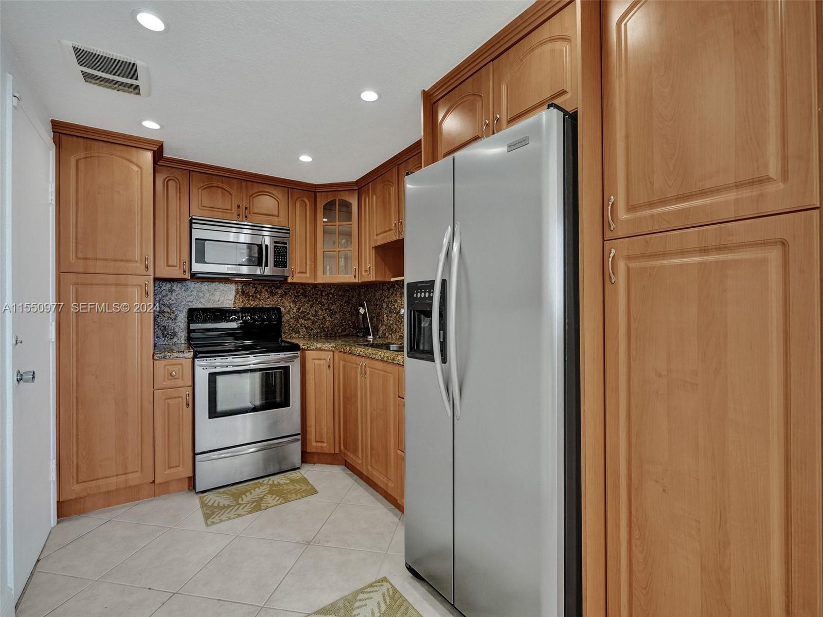 5005 Collins Avenue 725 Property Photo 8
