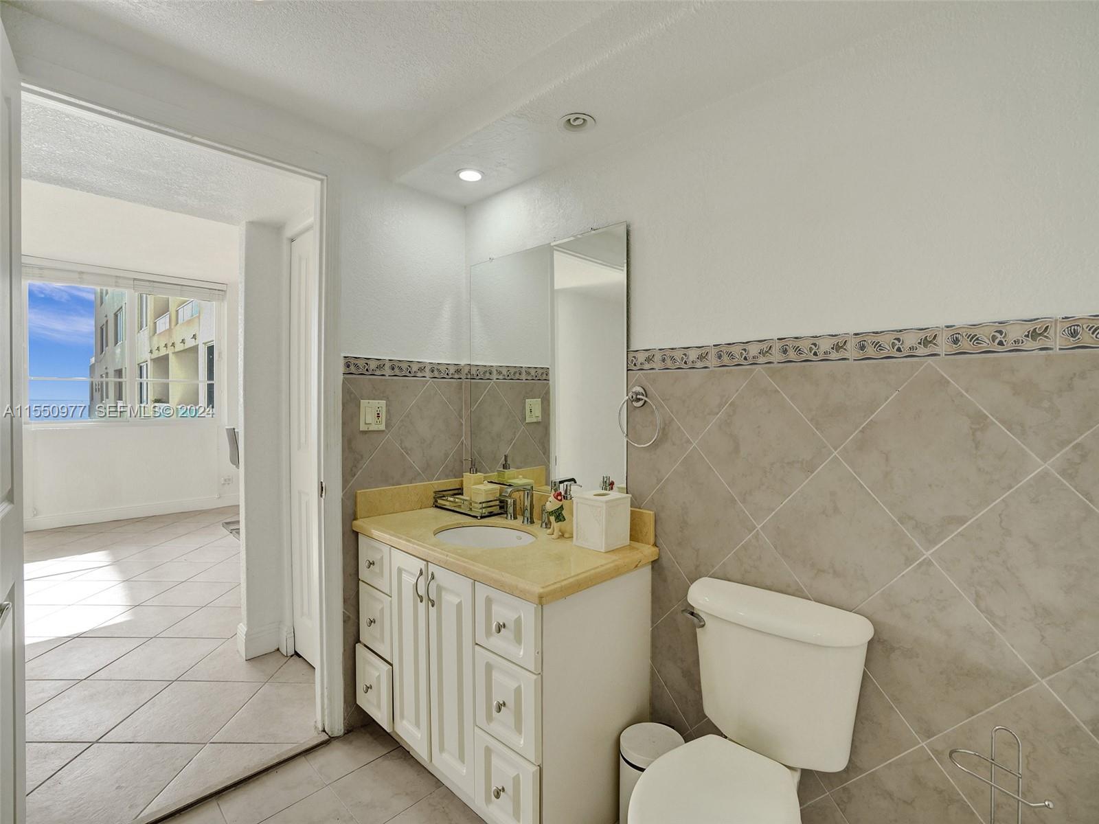 5005 Collins Avenue 725 Property Photo 19