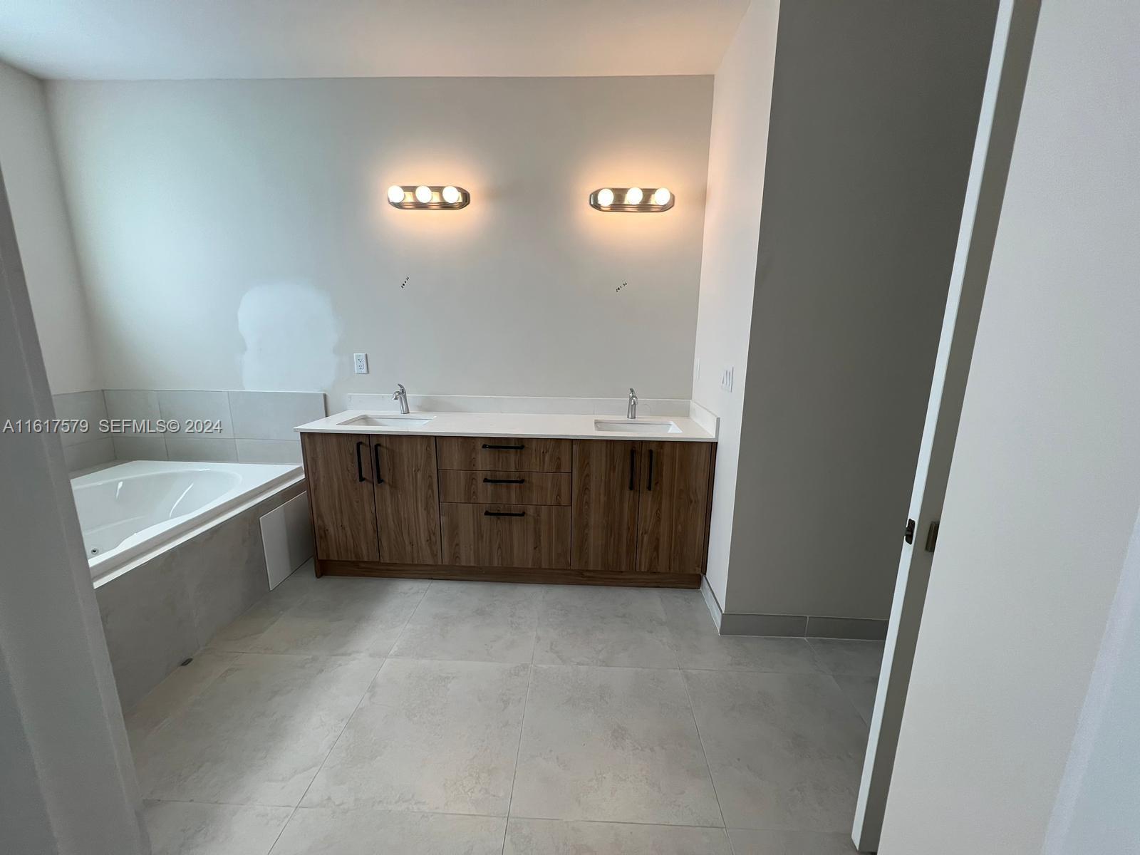 A11617579 Property Photo 39