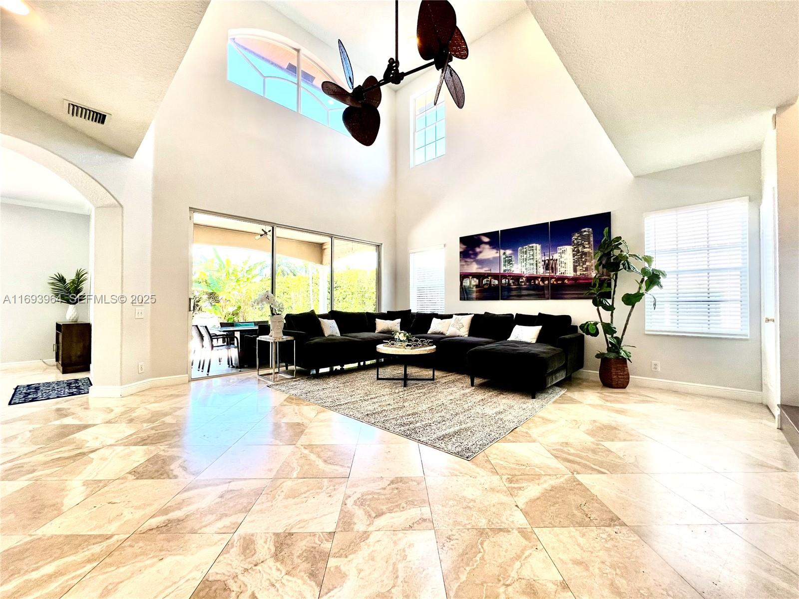 A11693964 Property Photo 4