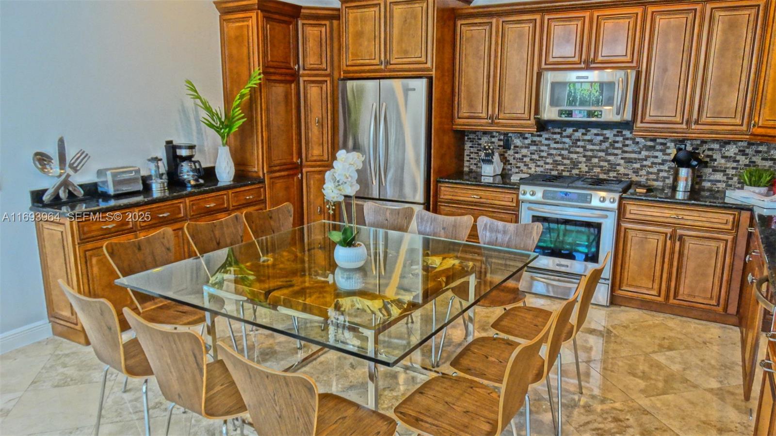 A11693964 Property Photo 16