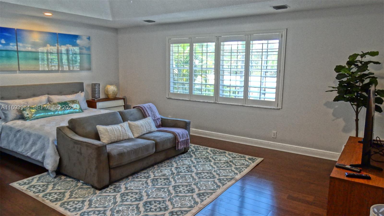 A11693964 Property Photo 25