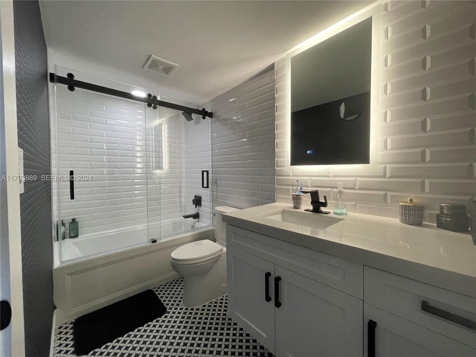 2555 Collins Avenue 1409 Property Photo 28