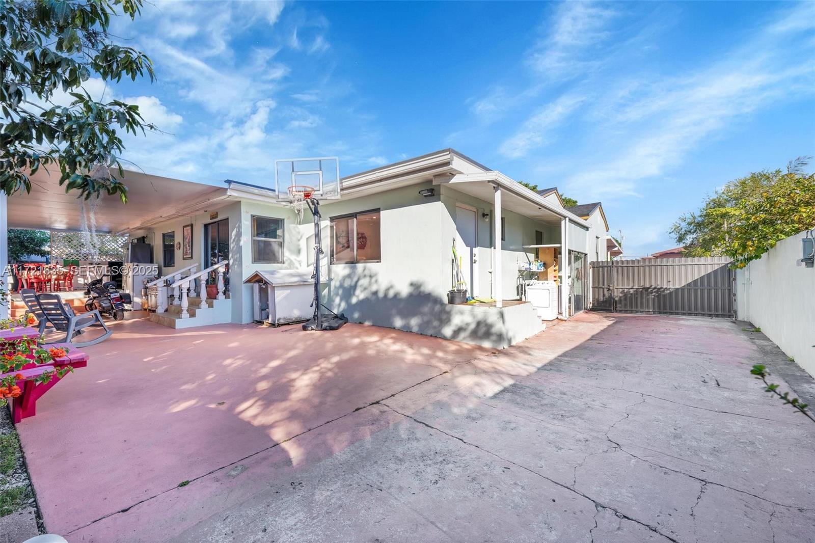 462 E 39th Street Property Photo 1