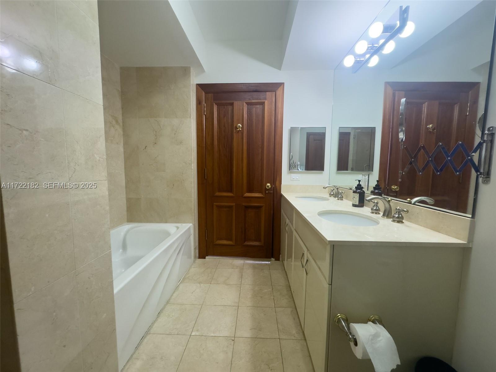 6365 Collins Avenue 1506 Property Photo 9