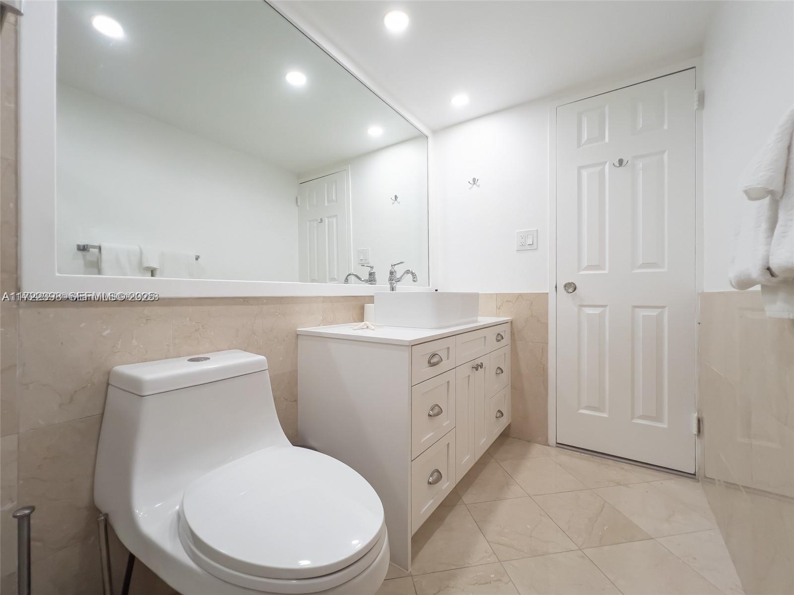 5161 Collins Avenue 812 Property Photo 9