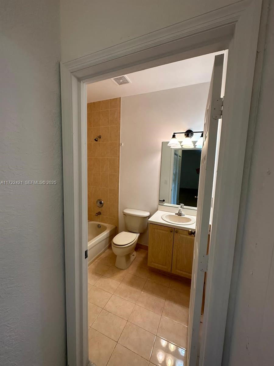 2589 Ne 4th Street 205 Property Photo 9