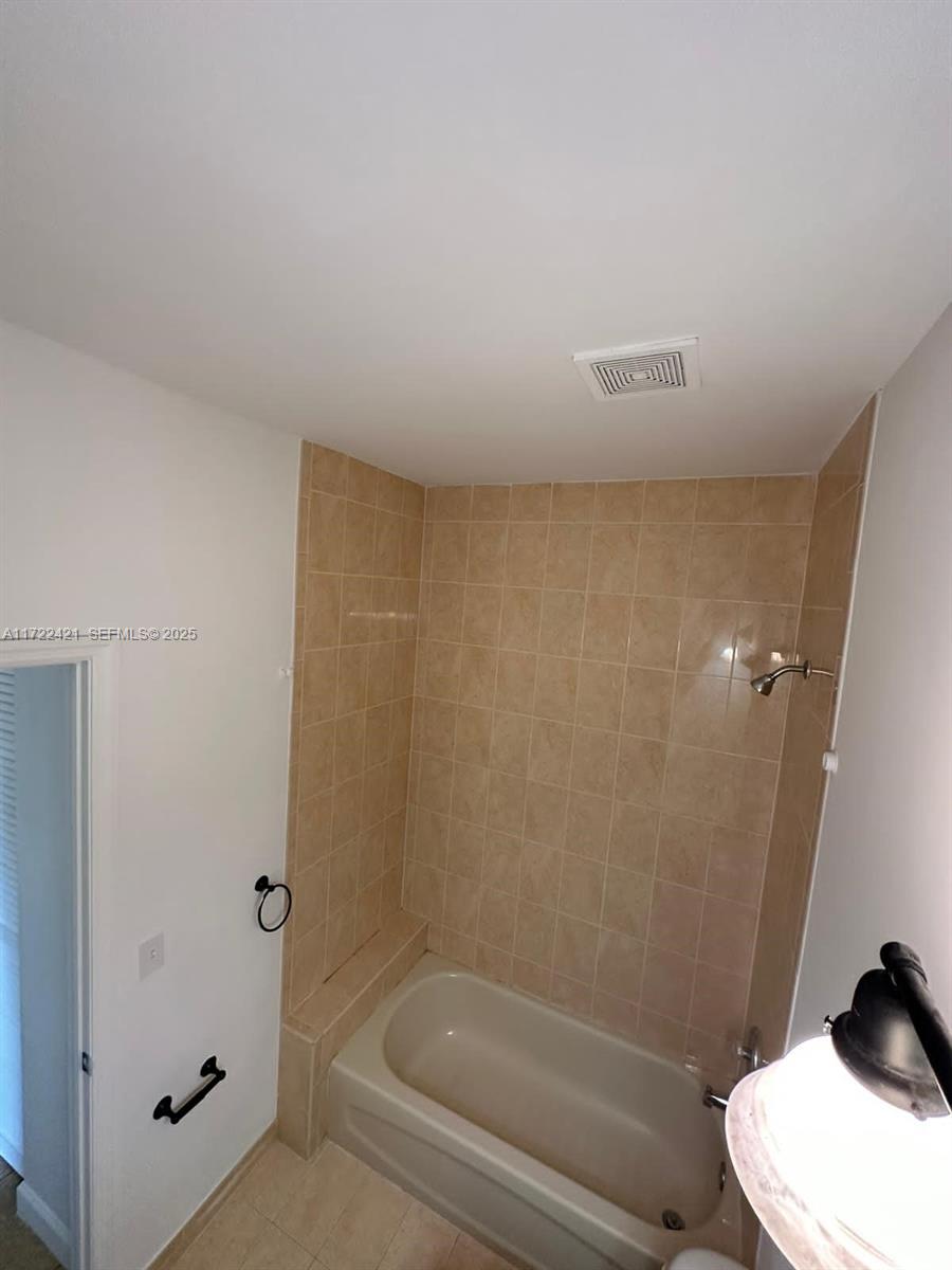 2589 Ne 4th Street 205 Property Photo 10