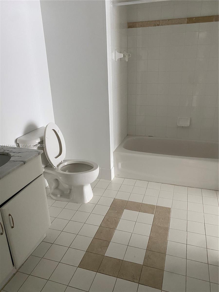 1200 Brickell Bay Drive 2007 Property Photo 3