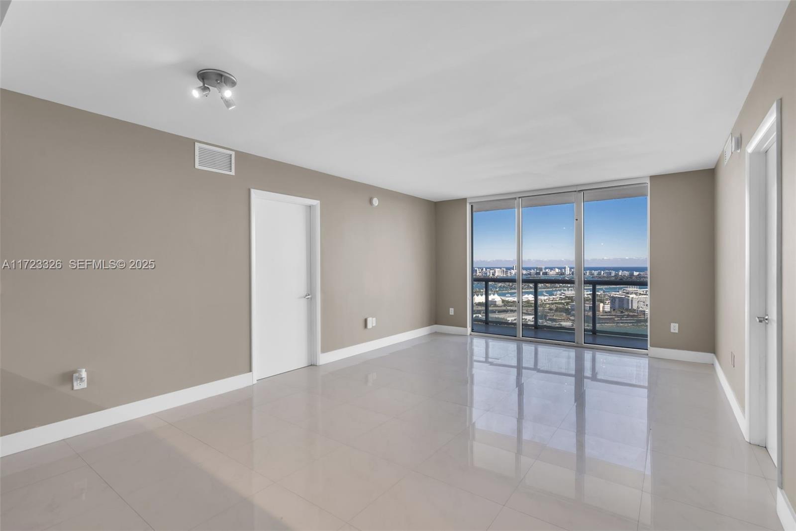 50 Biscayne Boulevard 4208 Property Photo 11