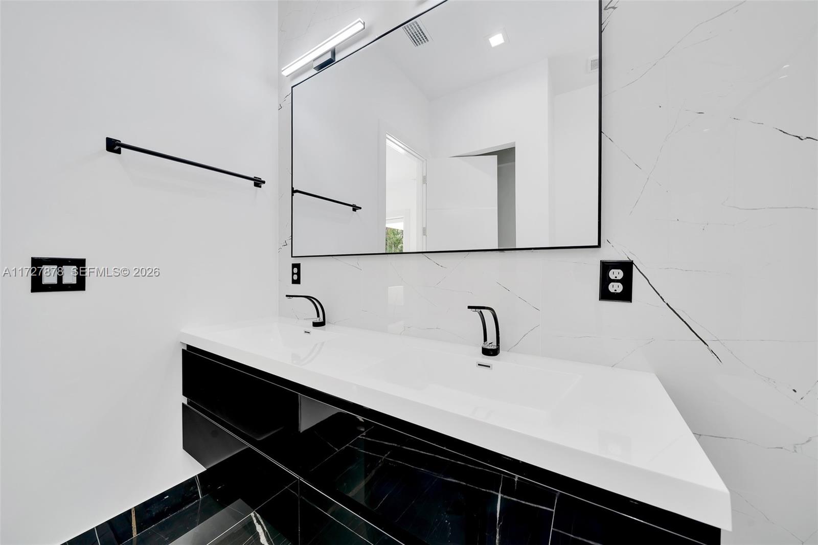 A11727878 Property Photo 27