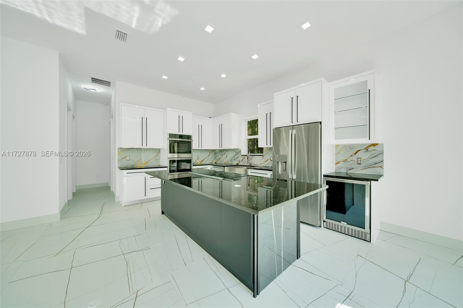 A11727878 Property Photo 33