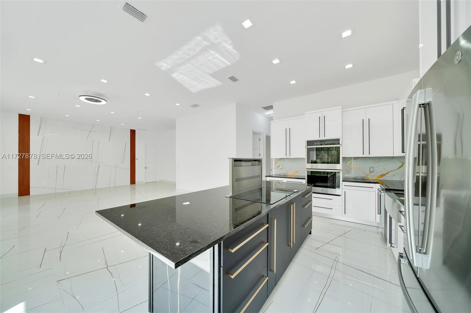 A11727878 Property Photo 41