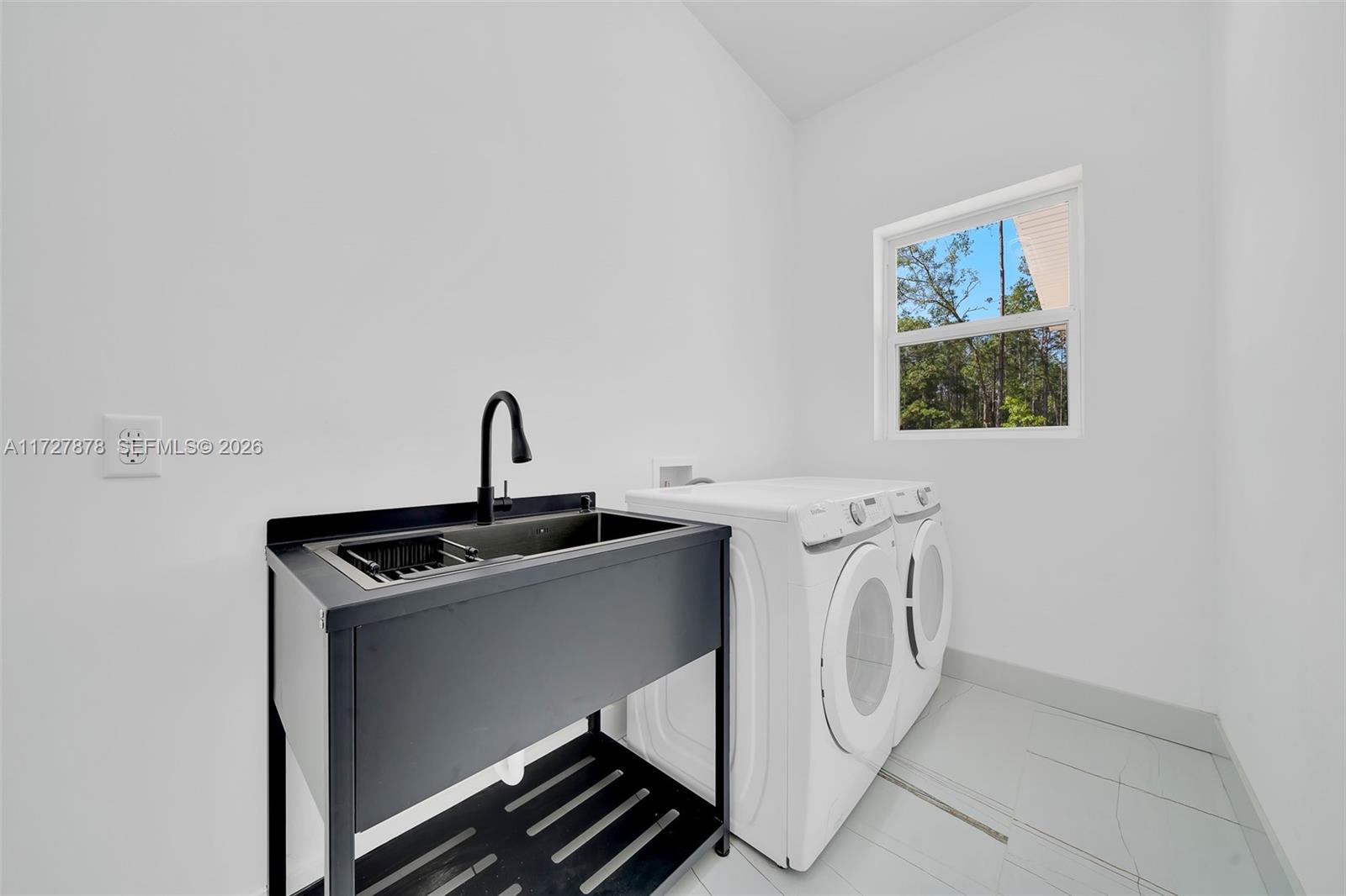 A11727878 Property Photo 46
