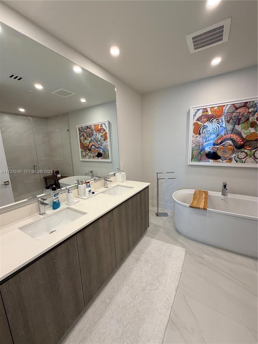 17550 Collins Avenue 601 Property Photo 14