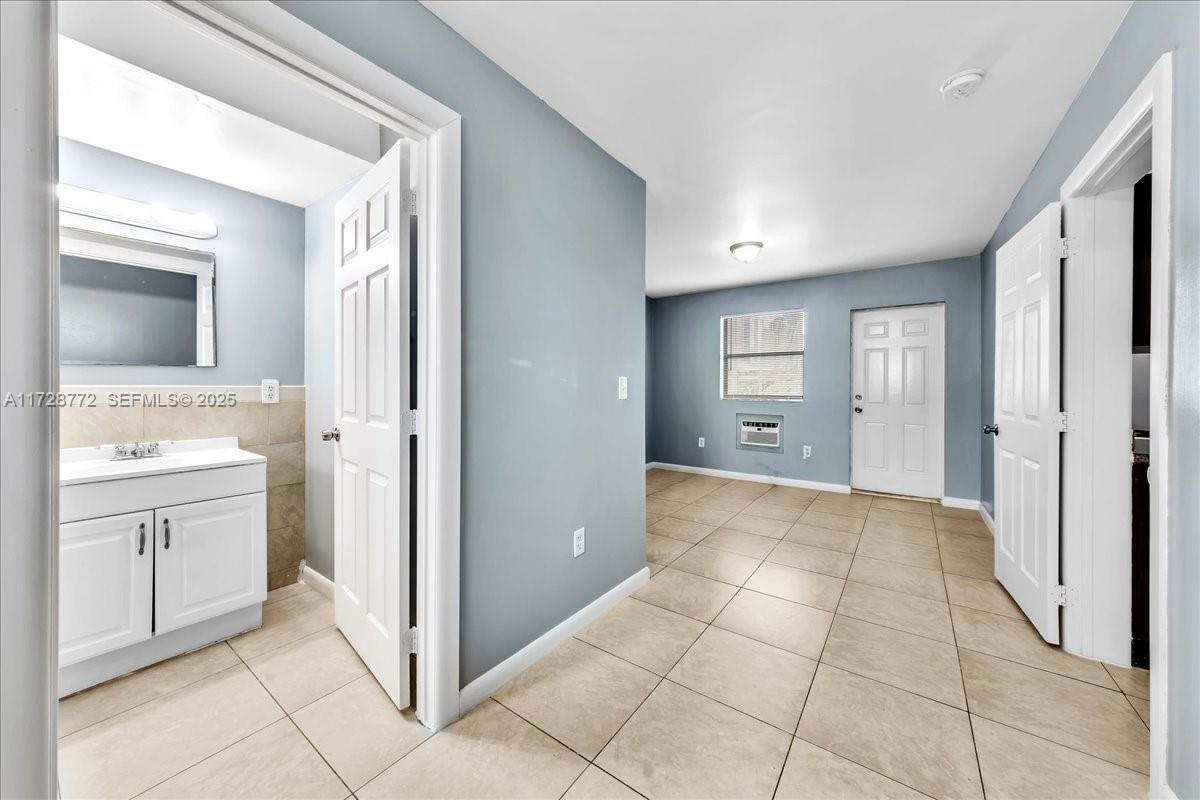 365 Nw 8th Street 211 Property Photo 3