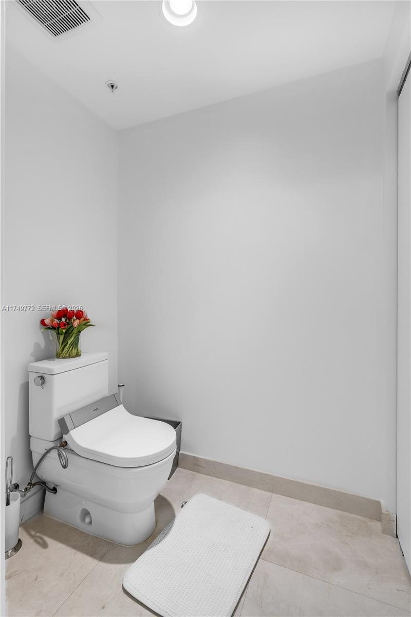 17111 Biscayne Boulevard 2001 Property Photo 23