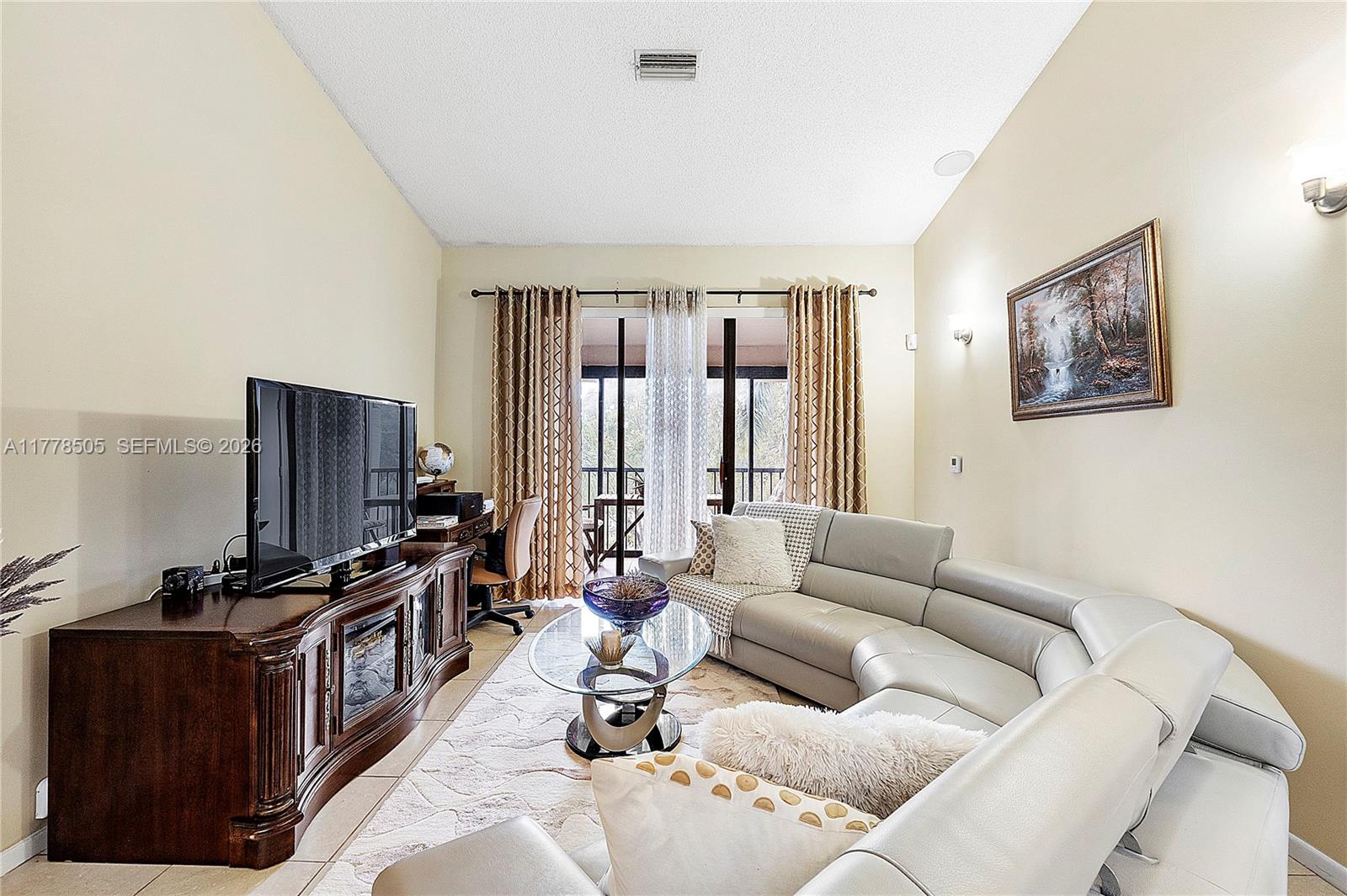 4101 E Coral Tree Circle 313 Property Photo 9