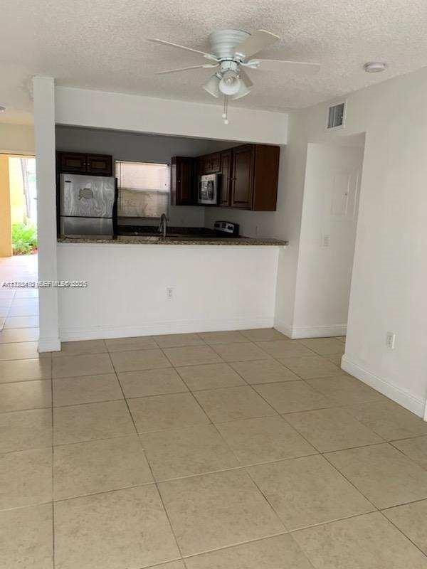 1522 Lake Crystal Drive B Property Photo 1