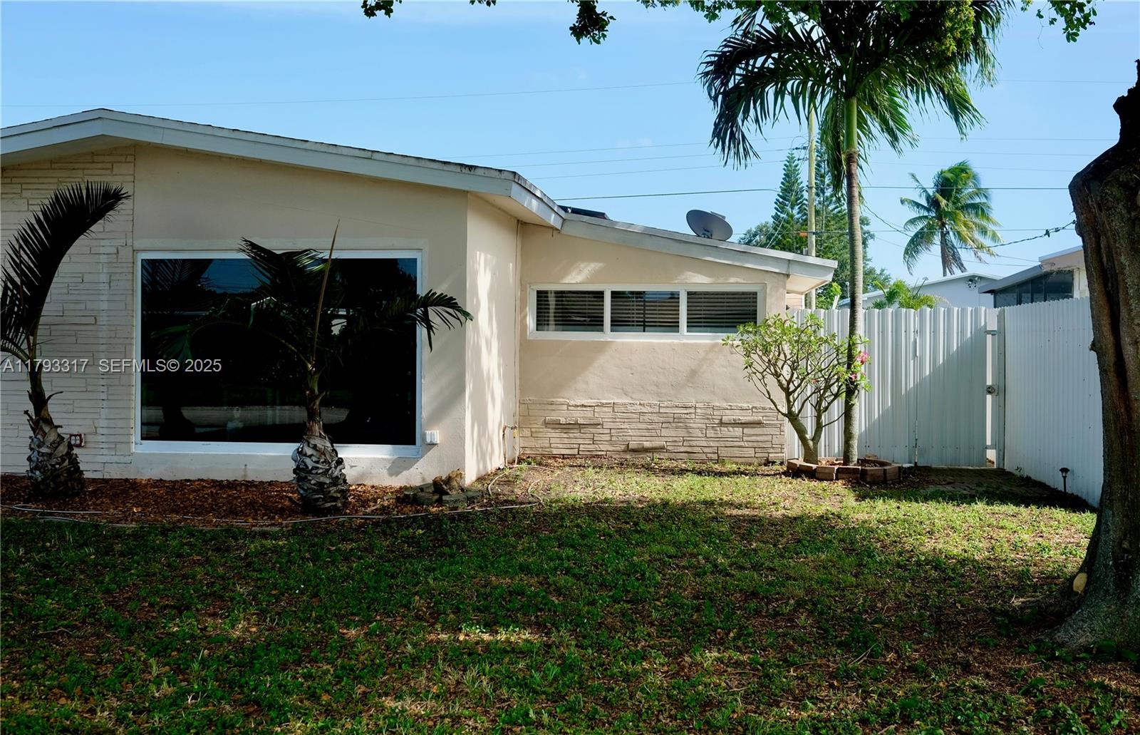 7000 Sw 10th Street Property Photo 3