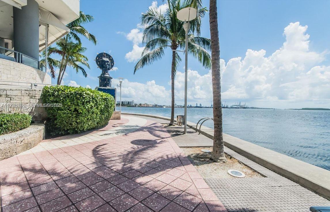 325 S Biscayne Boulevard 3822 Property Photo 4