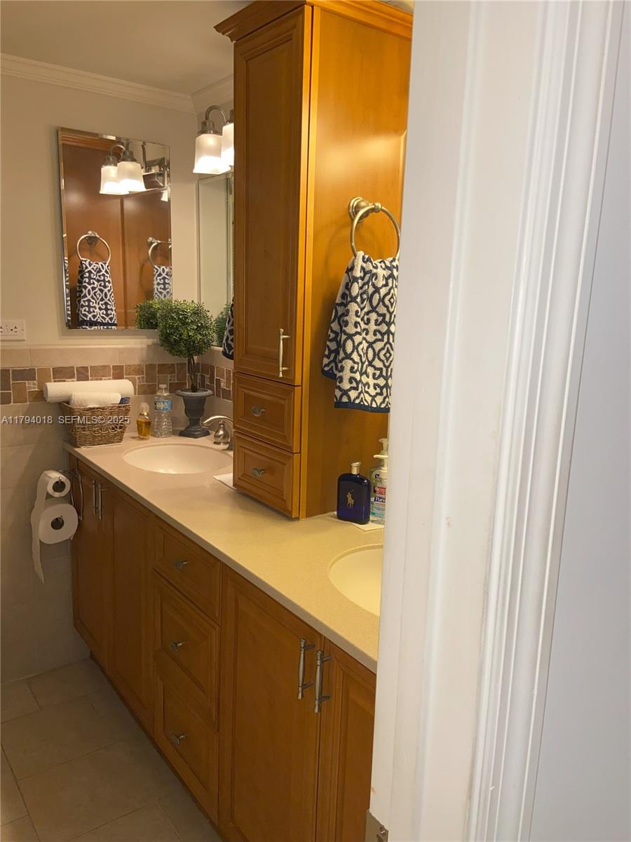 3180 S Ocean Drive 716 Property Photo 12