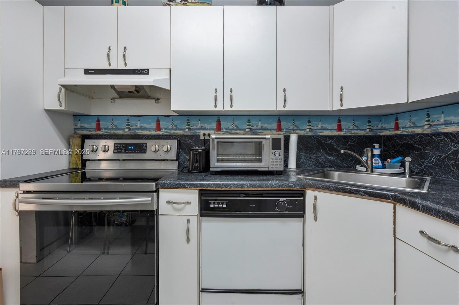 5601 Collins Avenue 615 Property Photo 20