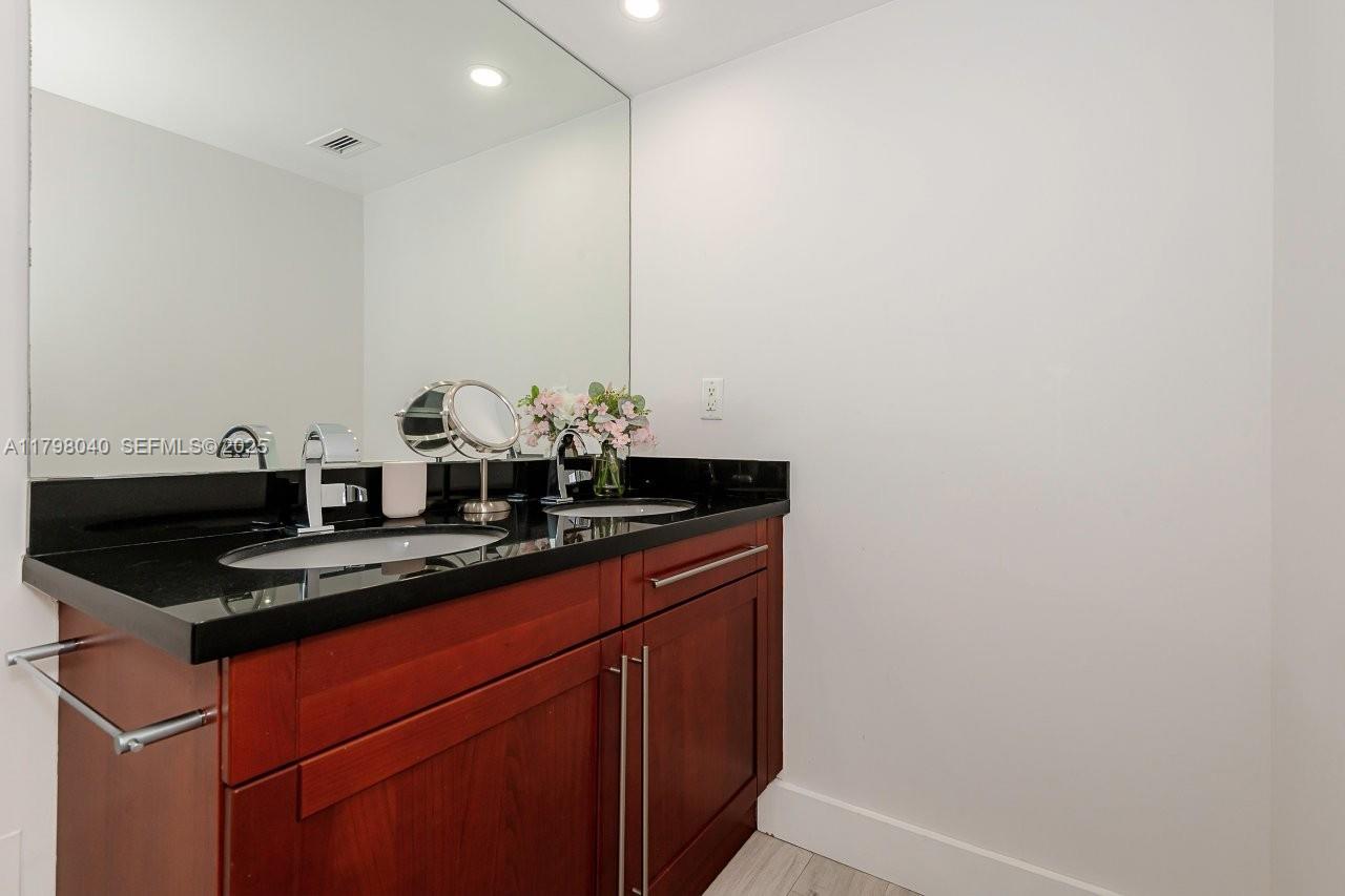 2301 Collins Avenue 1531 Property Photo 22