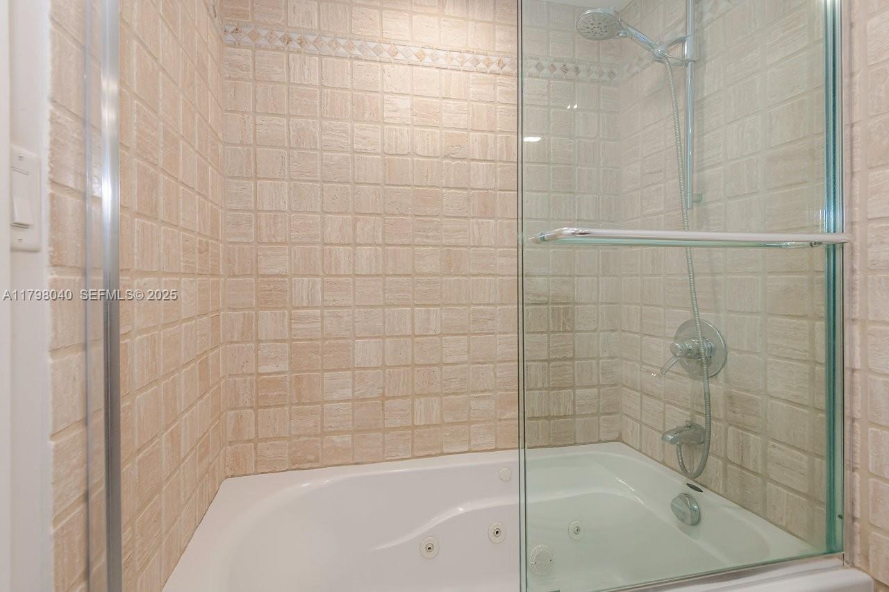 2301 Collins Avenue 1531 Property Photo 24