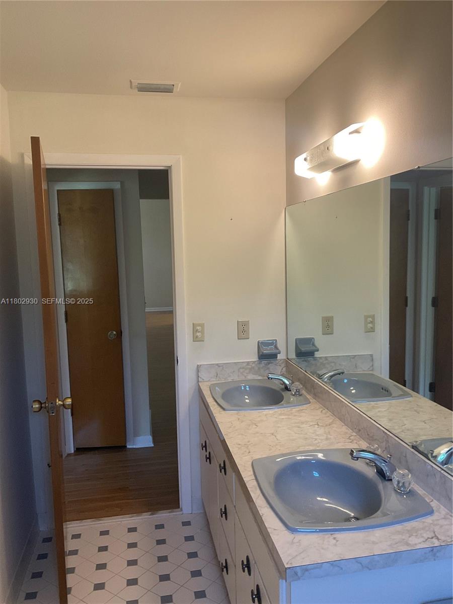 1725 Tanglewood Drive Property Photo 10