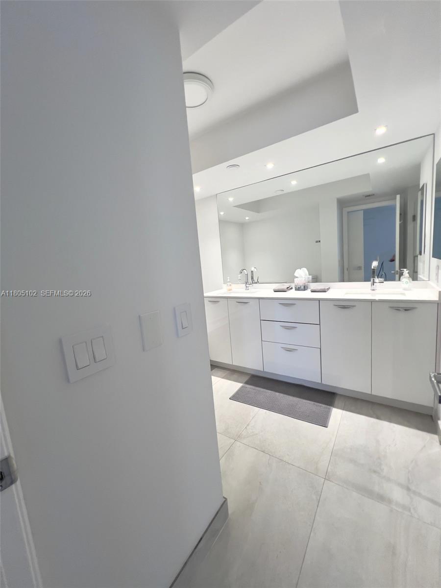 1000 W Island Boulevard 2412 Property Photo 18