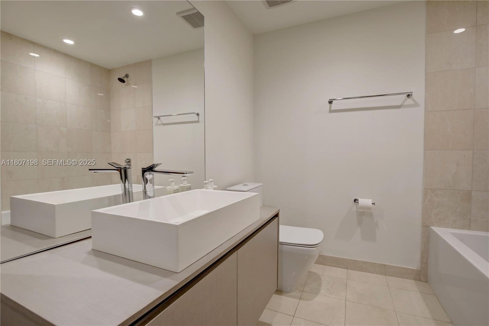 1000 Brickell Plaza 2705 Property Photo 28