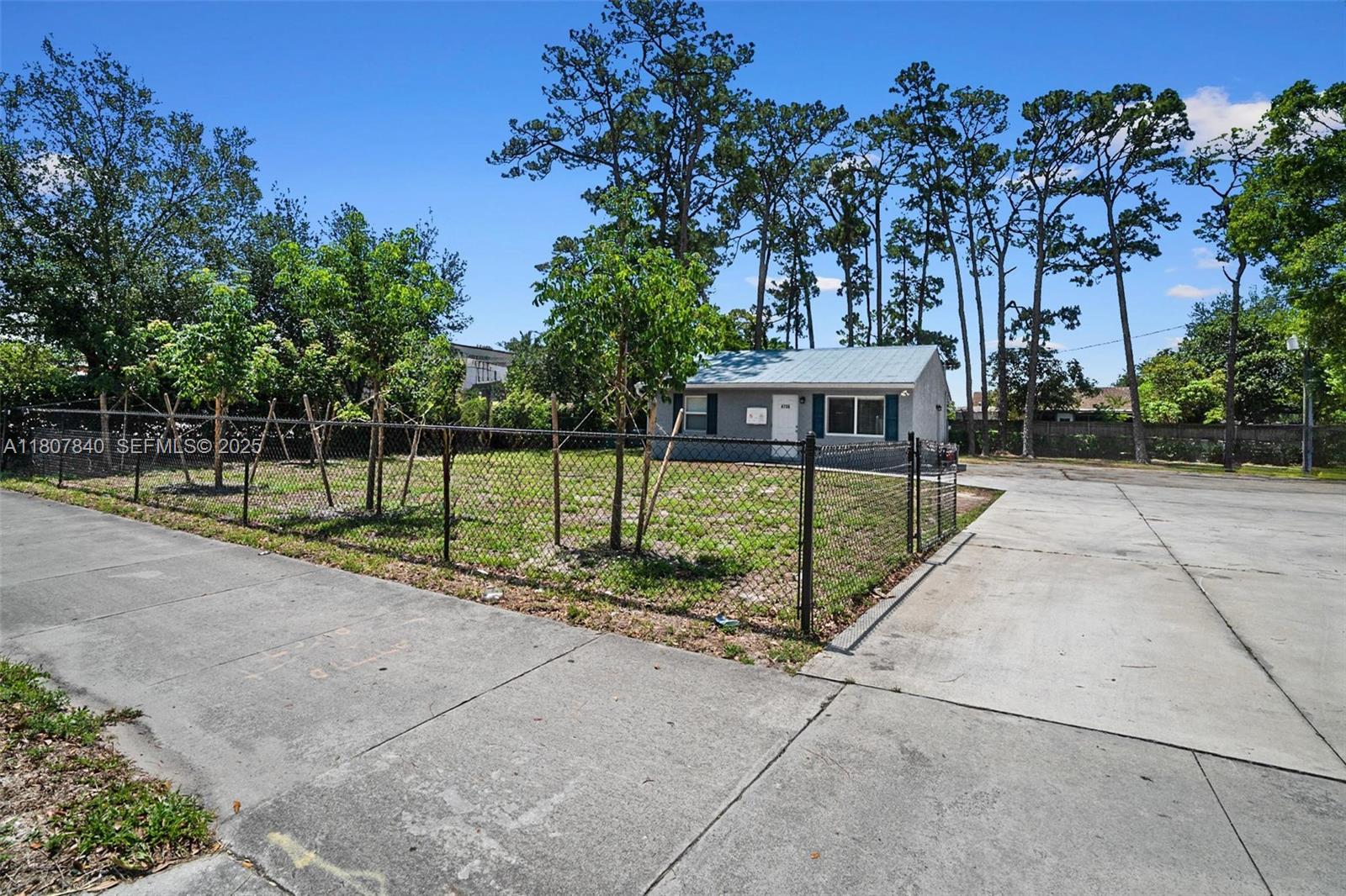4736 Lake Worth Road Property Photo 3