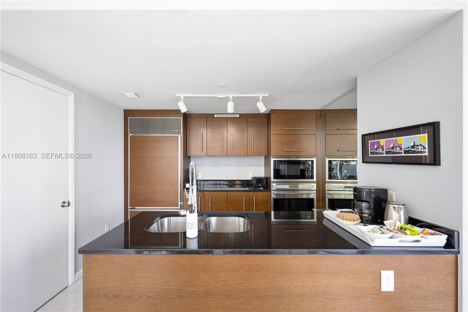 485 Brickell Avenue 1604 Property Photo 6