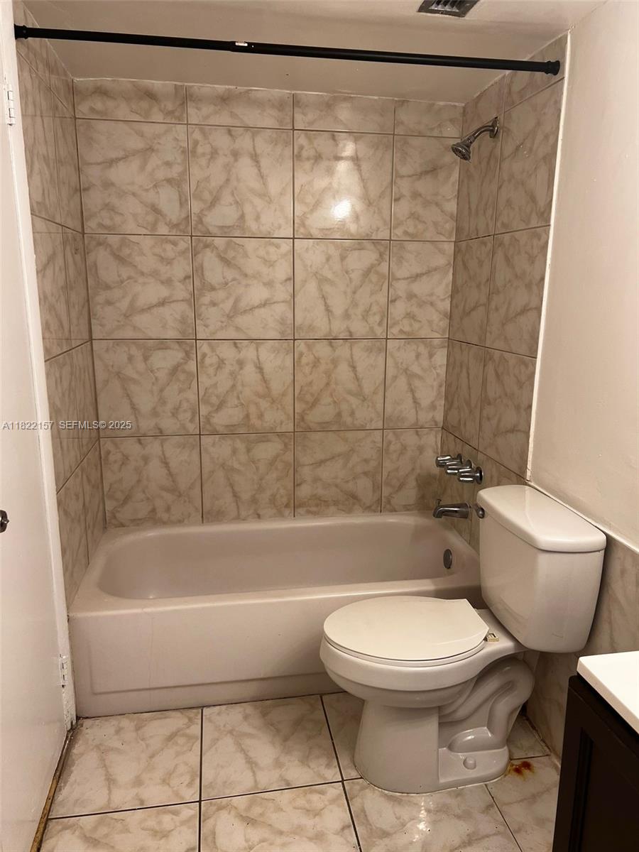498 Nw 165th St Road D303 Property Photo 5