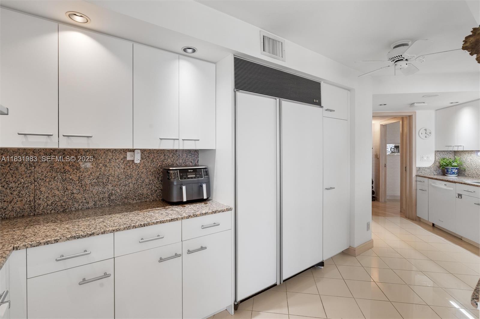 2200 S Ocean Lane 1501-2 Property Photo 17