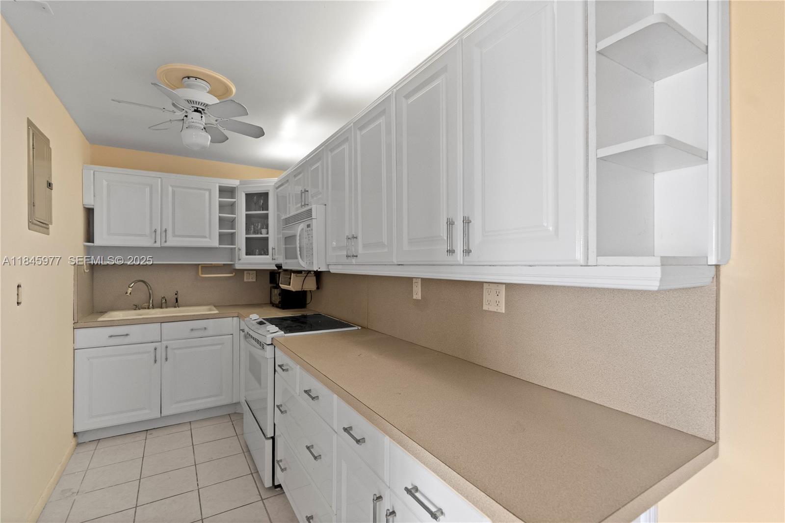 200 S Birch Road 1212 Property Photo 11